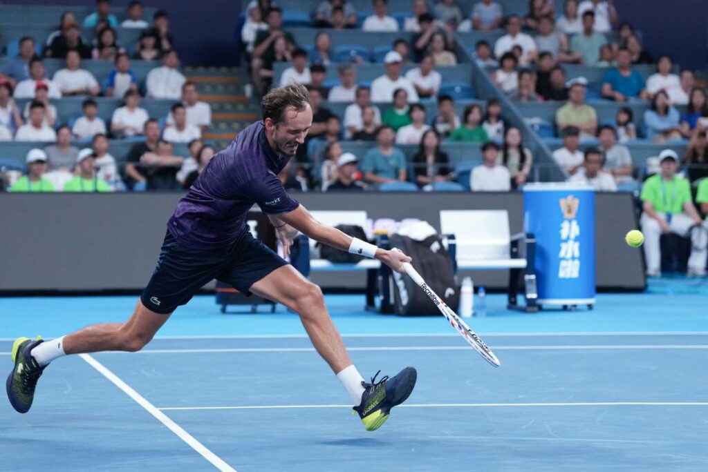 Даниил Медведев с уверенной победы стартовал на турнире ATP-500 в Пекине, 26 сентября