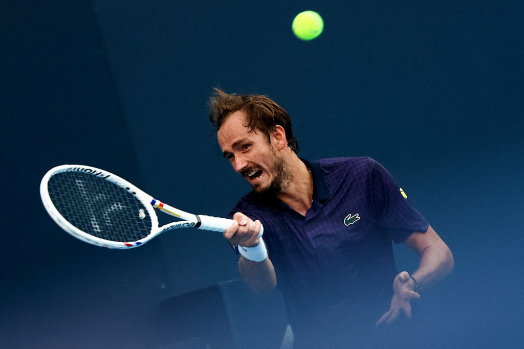 Медведев сенсационно обыграл Зверева и вышел в полуфинал турнира ATP-500 в Пекине