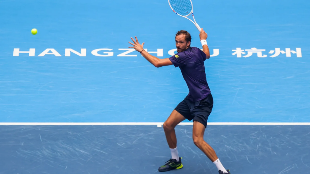 Медведев не смог выйти в полуфинал турнира ATP-250