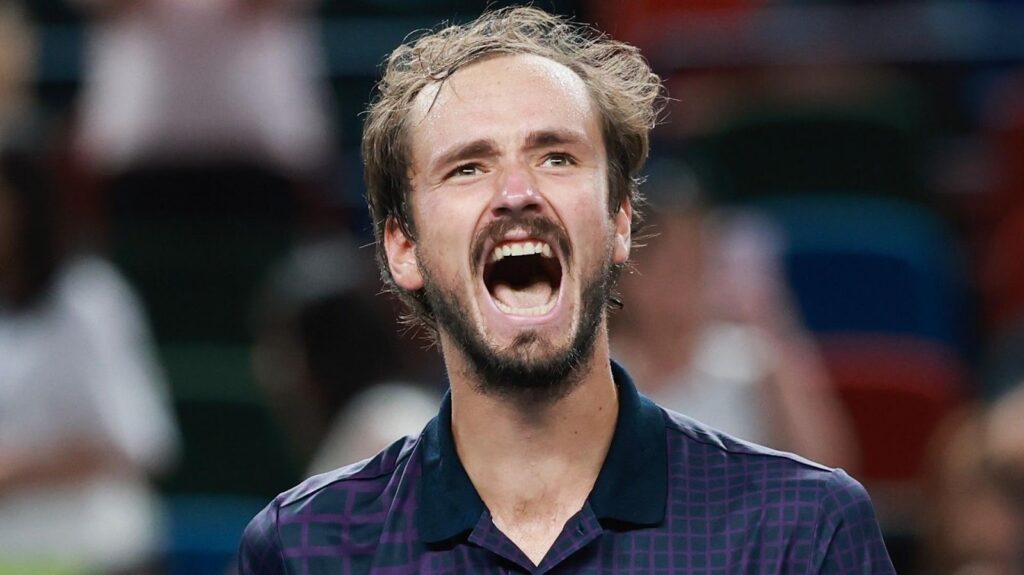 Медведев выиграл турнир ATP-250 в Алматы