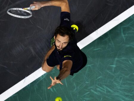 Медведев пробился в четвертьфинал «Мастерса» в Париже, где сыграет со Зверевым (+ прогноз)