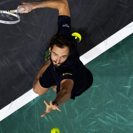 Медведев пробился в четвертьфинал «Мастерса» в Париже, где сыграет со Зверевым (+ прогноз)