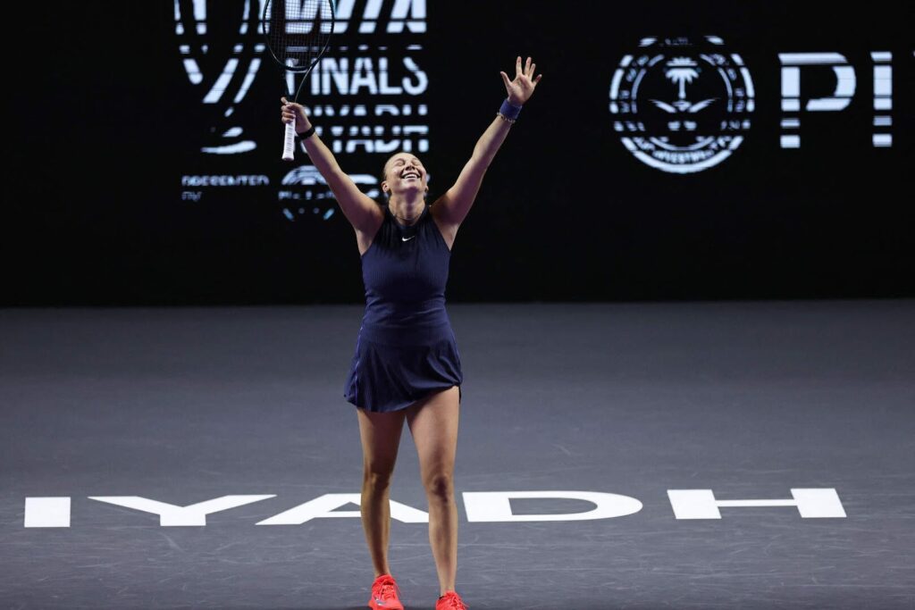 Аманда Анисимова обыграла Игу Свентек и вышла в полуфинал Итогового турнира WTA