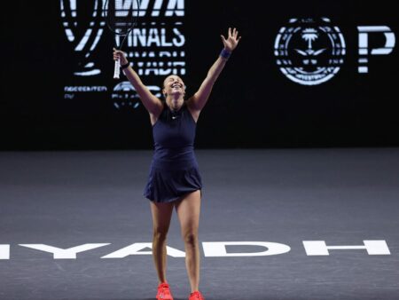 Аманда Анисимова обыграла Игу Свентек и вышла в полуфинал Итогового турнира WTA