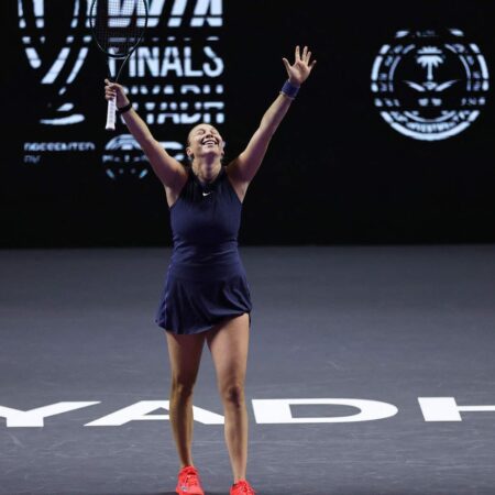 Аманда Анисимова обыграла Игу Свентек и вышла в полуфинал Итогового турнира WTA