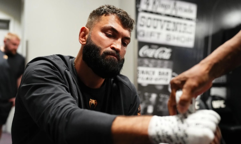 Орловский выиграл первый бой в профессиональном боксе