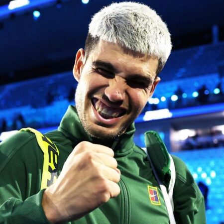 Карлос Алькарас с потерей сета обыграл Тэйлора Фрица в матче Итогового турнира ATP