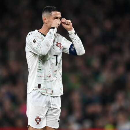 Роналду впервые в карьере получил красную за сборную: форвард ударил соперника локтем в спину