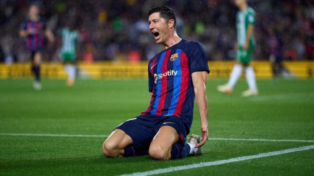 Барселона просила Левандовского забивать меньше голов