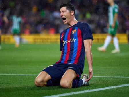 Барселона просила Левандовского забивать меньше голов, чтобы не платить Баварии