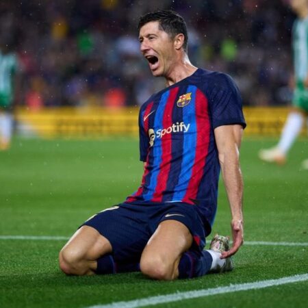 Барселона просила Левандовского забивать меньше голов, чтобы не платить Баварии