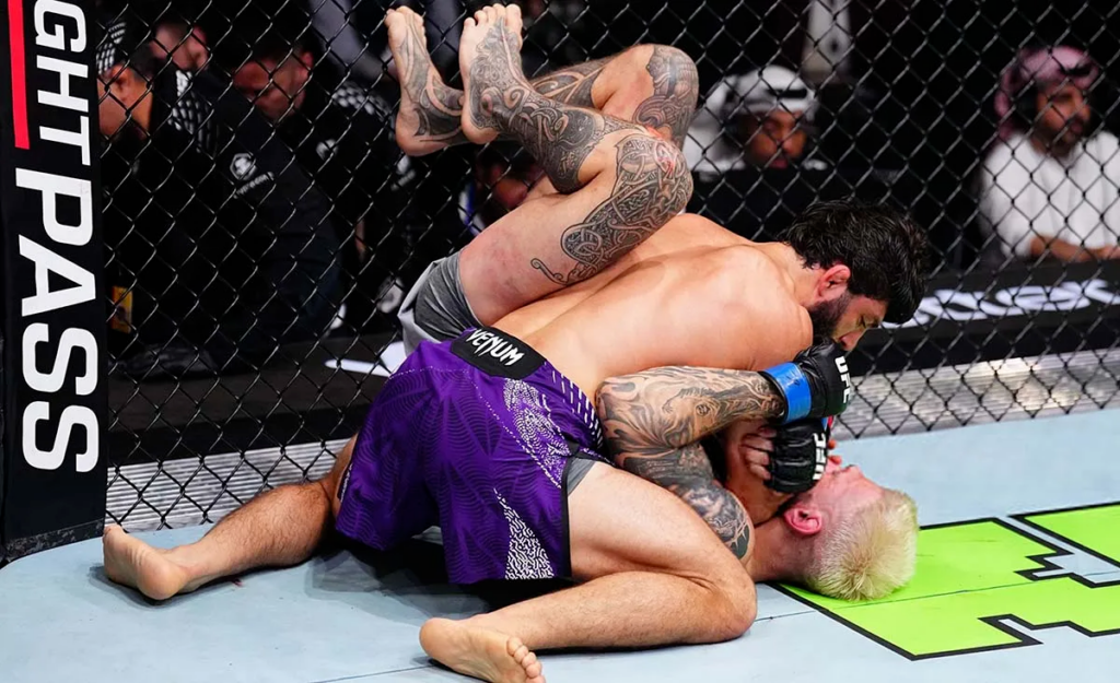 Арман Царукян задушил Дэна Хукера и бросил вызов Топурии