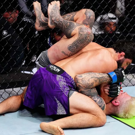 Арман Царукян задушил Дэна Хукера и бросил вызов Топурии