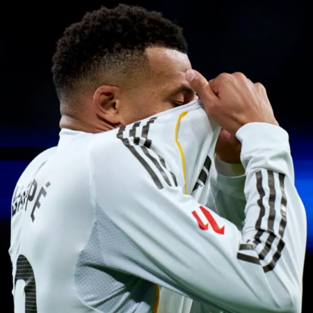 Килиан Мбаппе сломал палец на левой руке во время матча с Сельтой