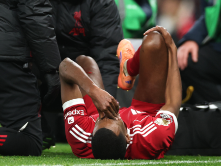 У Исака перелом малоберцовой кости, форвард Ливерпуля пропустит несколько месяцев