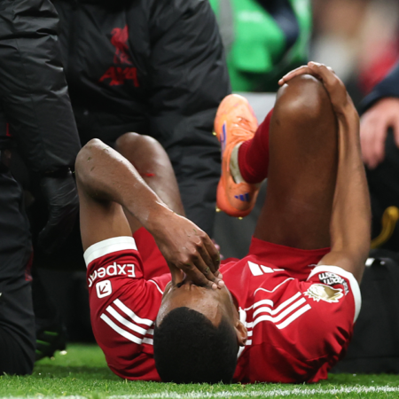 У Исака перелом малоберцовой кости, форвард Ливерпуля пропустит несколько месяцев