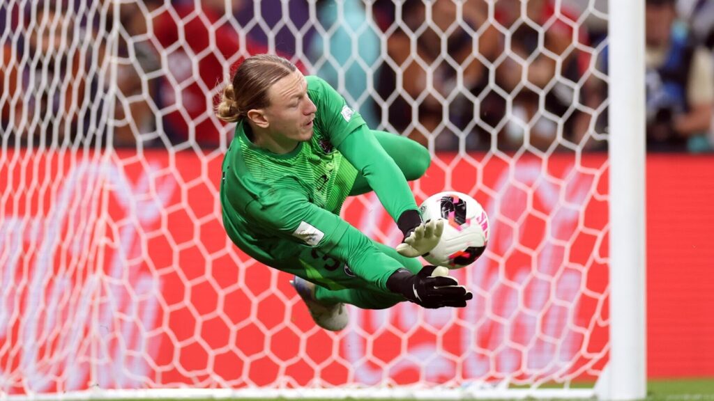 Матвей Сафонов сломал руку