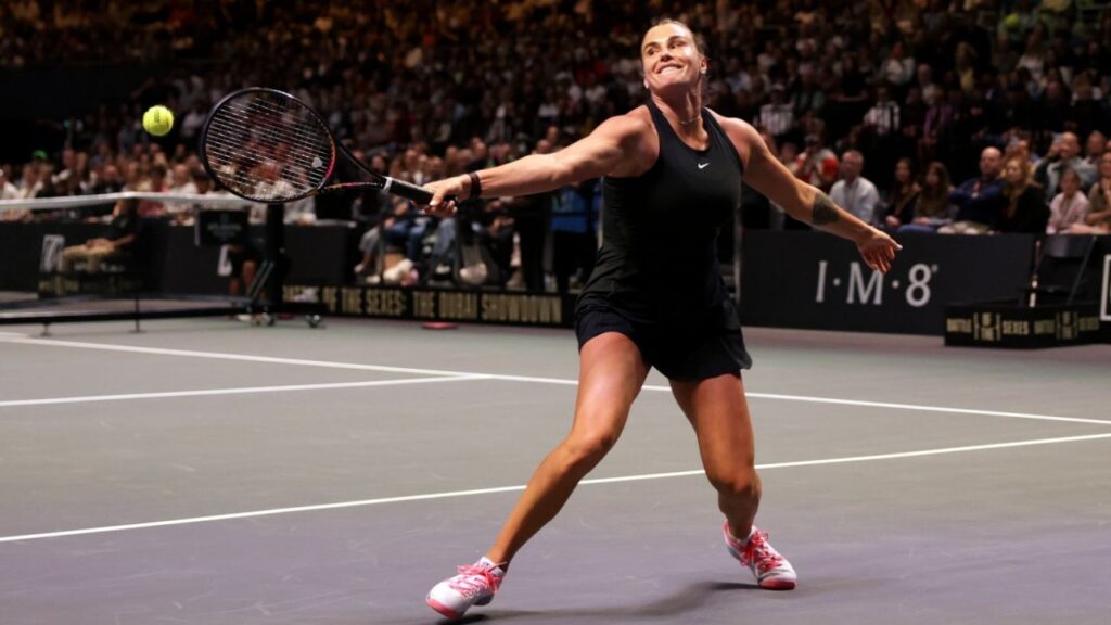 Арина Соболенко проиграла Кирьосу в выставочном матче «Битвы полов»