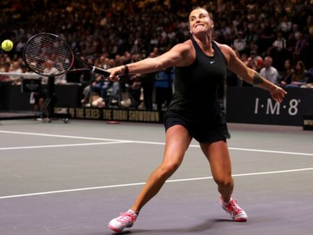 Соболенко проиграла Кирьосу в выставочном матче «Битвы полов»