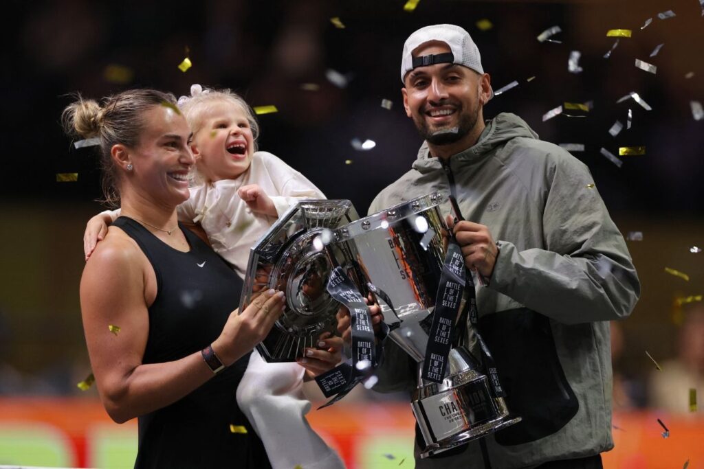 Ник Кирьос обыграл Арину Соболенко в выставочном матче «Битвы полов»