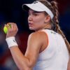 Елена Рыбакина неожиданно проиграла Каролине Муховой в 1/4 финала турнира в Брисбене