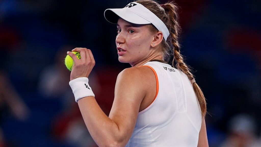 Елена Рыбакина неожиданно проиграла Каролине Муховой в чяетвертьфинале турнира в Брисбене