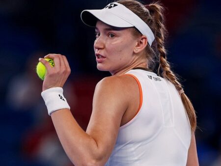 Елена Рыбакина неожиданно проиграла Каролине Муховой в 1/4 финала турнира в Брисбене