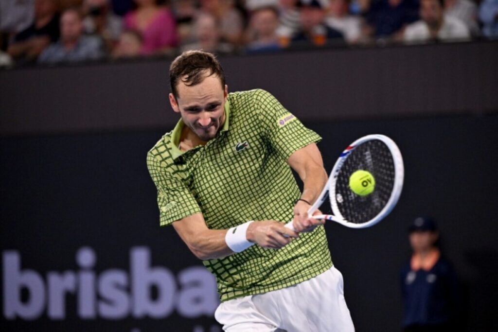Медведев выиграл турнир ATP-250 в Брисбене