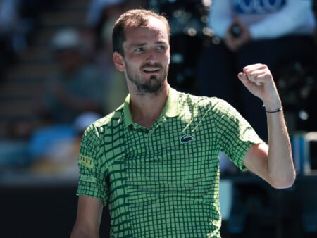 Даниил Медведев с «баранкой» победил Фабиана Марожана на AO-2026, сумев отыграться после 0:2