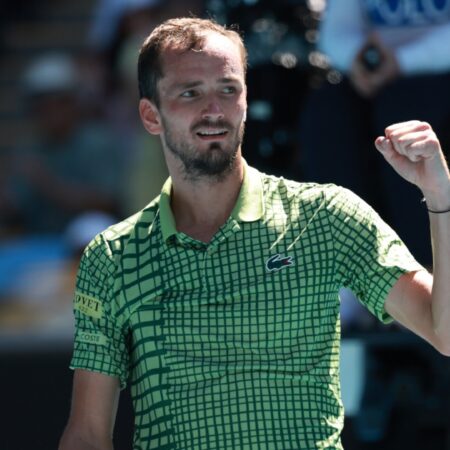 Даниил Медведев с «баранкой» победил Фабиана Марожана на AO-2026, сумев отыграться после 0:2