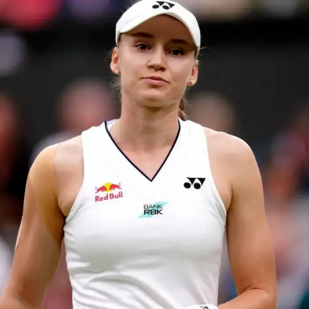 Елена Рыбакина уверенно обыграла Паулу Бадосу и вышла в 1/4 финала турнира в Брисбене