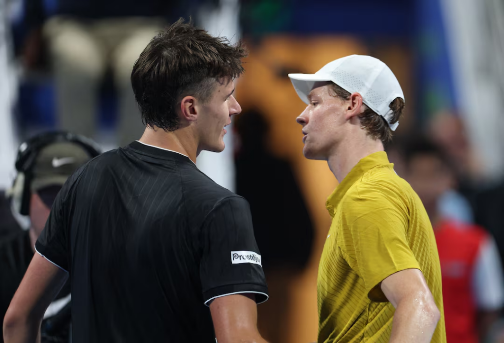 Якуб Меншик обыграл Янника Синнера в четвертьфинале турнира в Дохе