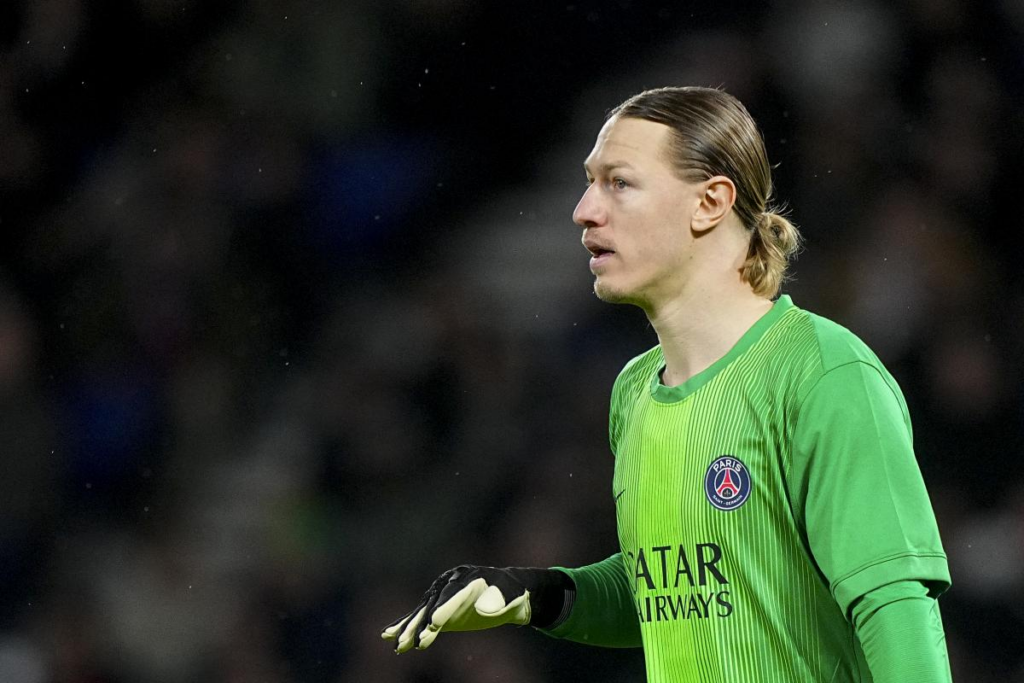 Матвей Сафонов отразил пенальти и помог ПСЖ обыграть Страсбур