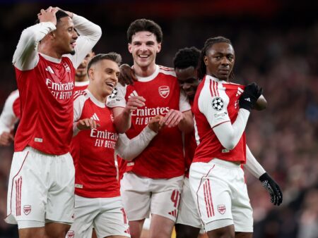 Арсенал победил Байер и вышел в 1/4 финала Лиги Чемпионов
