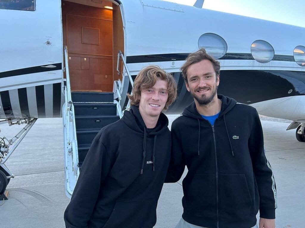 Медведев и Рублев снялись с микста в Индиан-Уэллсе. Они все еще не могут вылететь из Дубая