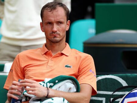 Медведев проиграл 90-й ракетке мира на «Мастерсе» в Монте-Карло, не выиграв ни гейма