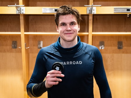 Яркий дебют Ильи Протаса в НХЛ: игра в звене с Уилсоном и результативная передача